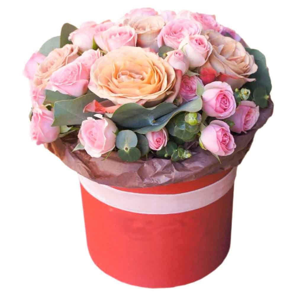 Купить розы в москве с доставкой дешево. Букет в коробке. Коробка для цветов. Букет в шляпной коробке. Цветы в круглой коробке.