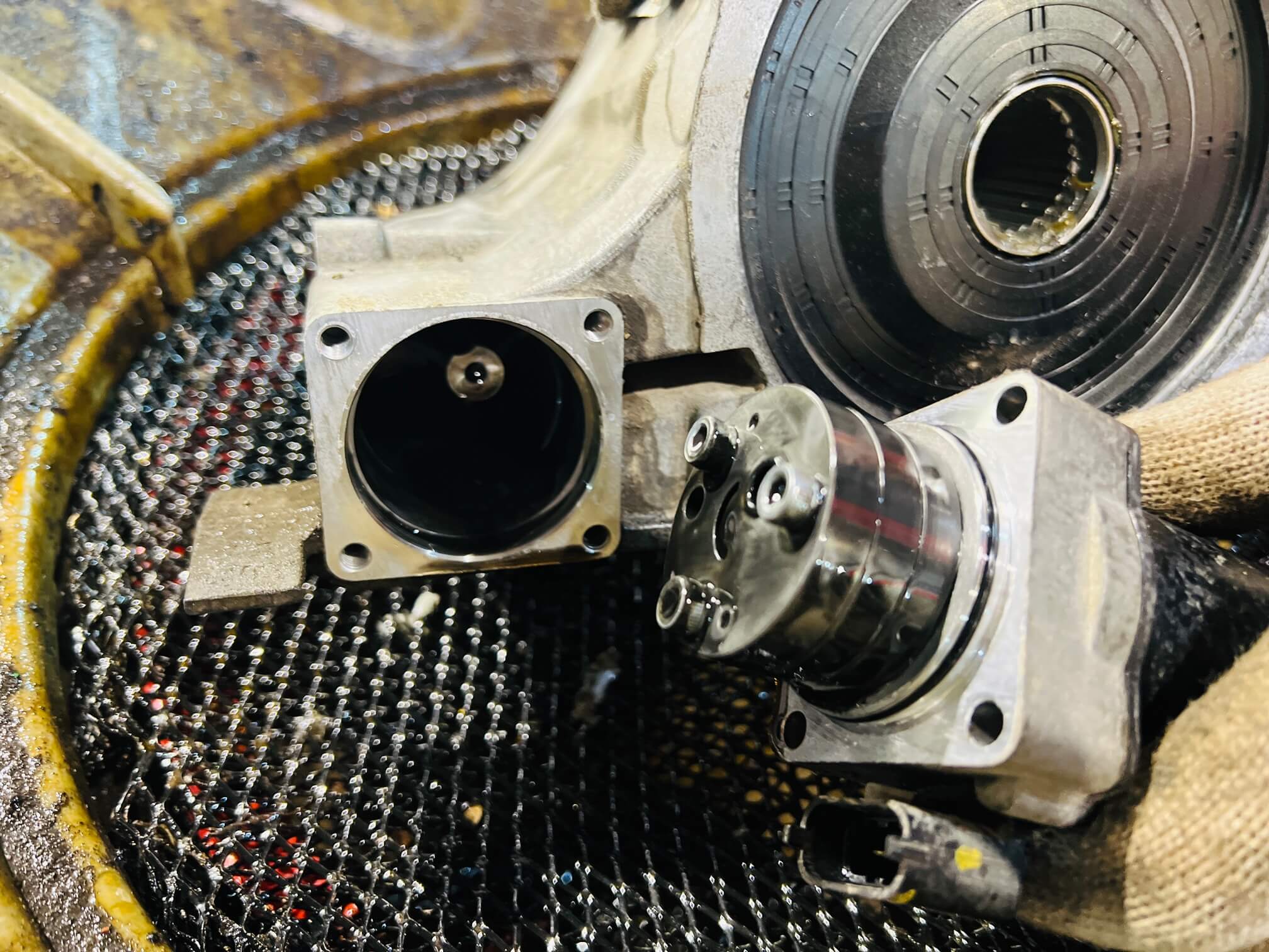 Слив остатков масла из насоса