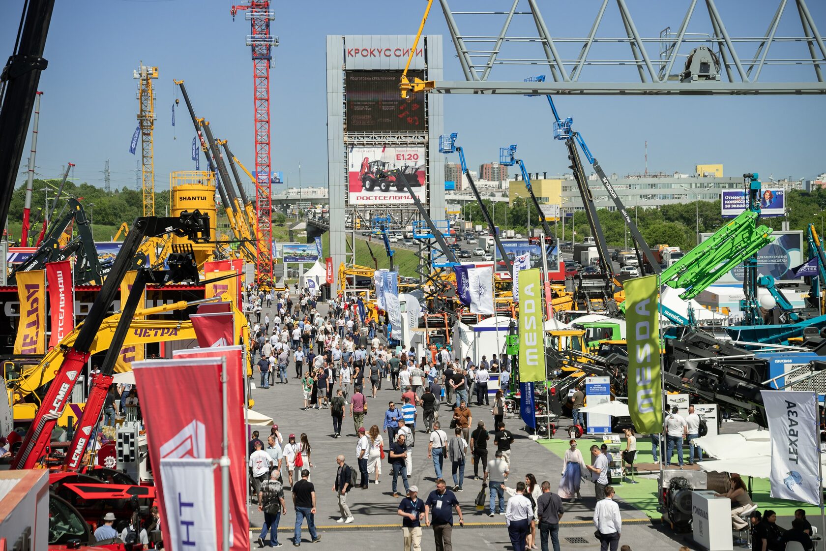 Посетители и тяжелая техника на CTT Expo — атмосфера главной строительной выставки России