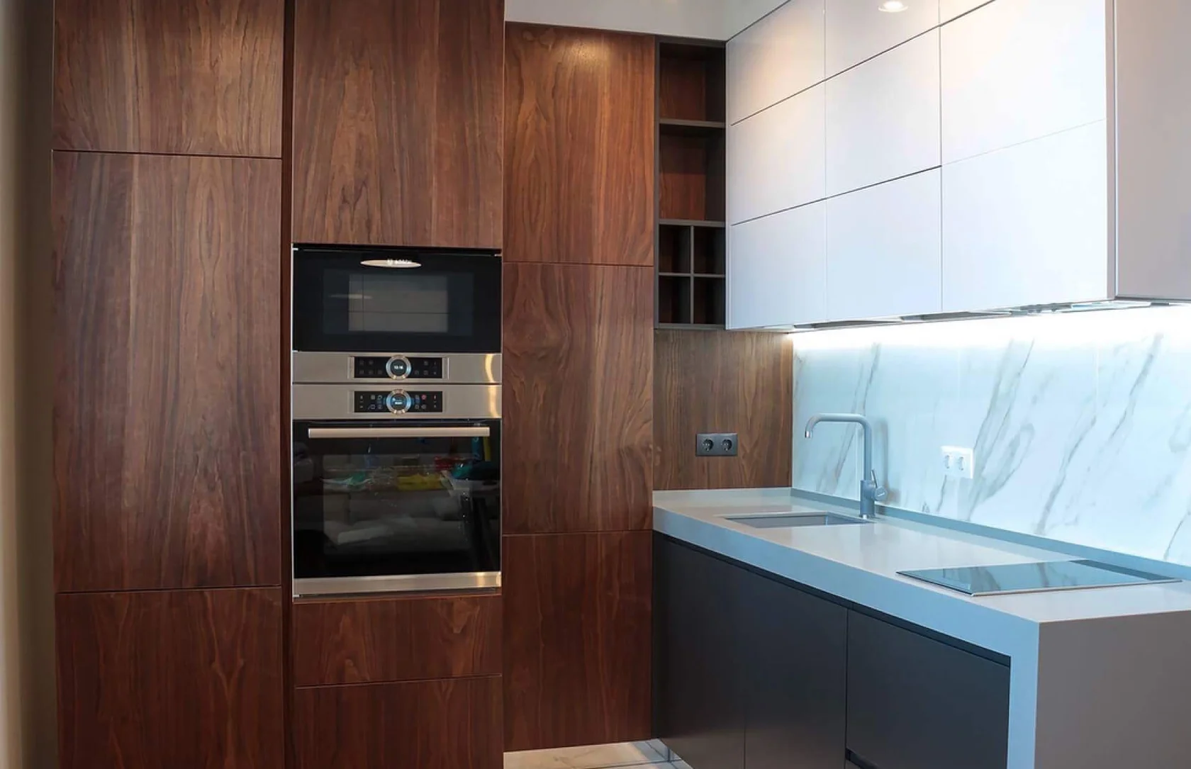 Угловая кухня в коричневом цвете со встроенной техникой