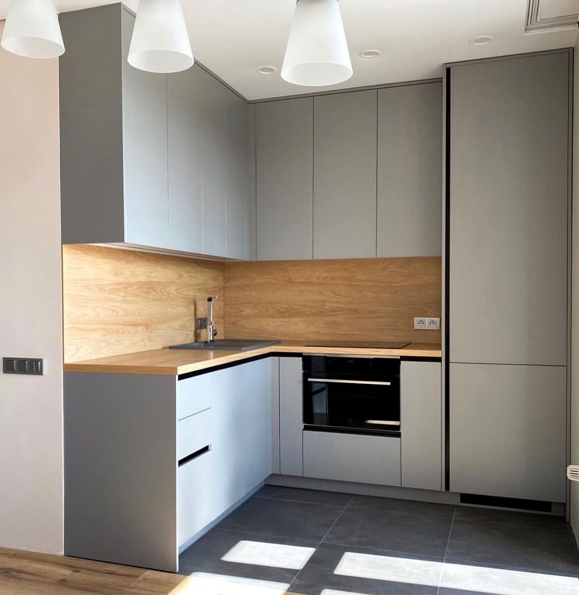 угловая кухня на заказ в светлых тонах