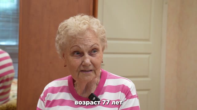 Социальный помощник Ирина Попова успокаивает Нину Корытницкую после звонка мошенников