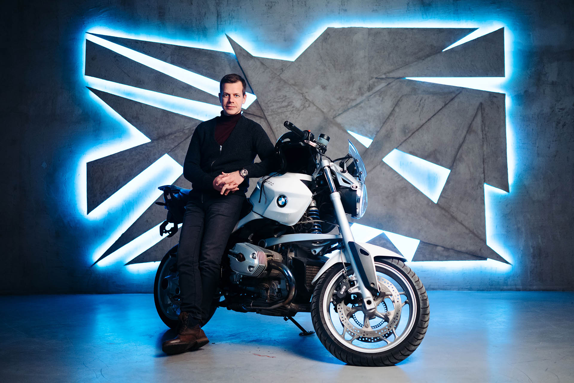 Фотография мужчины на мотоцикле