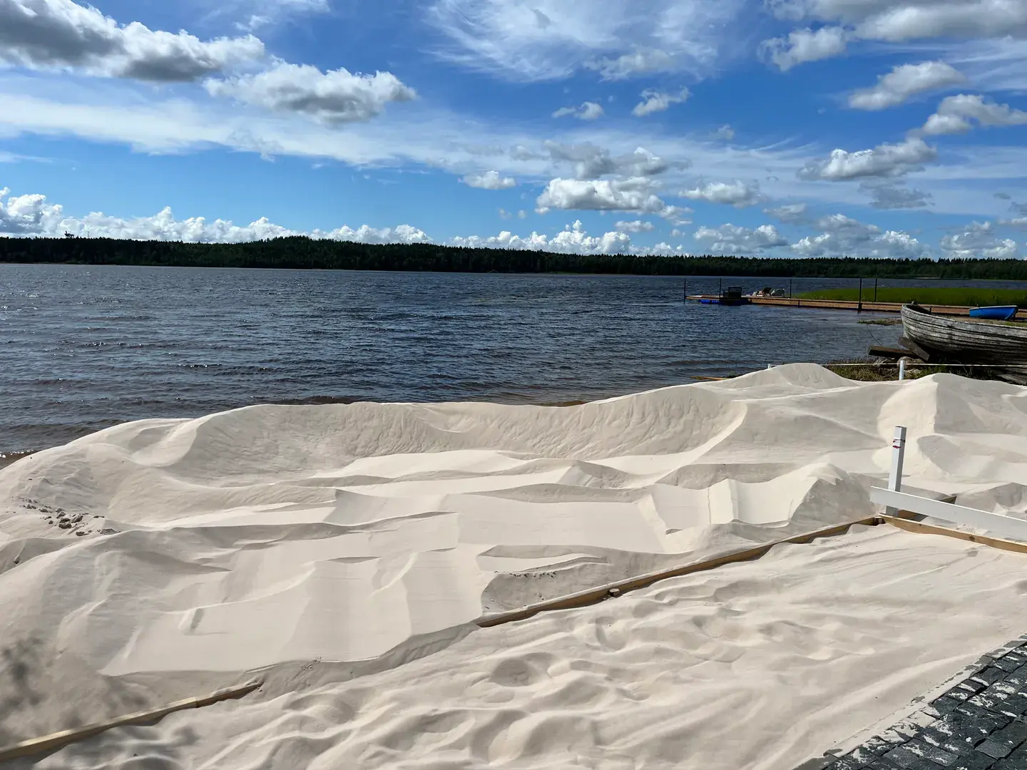 Планировка белого кварцевого песка на берегу в Ялкале
