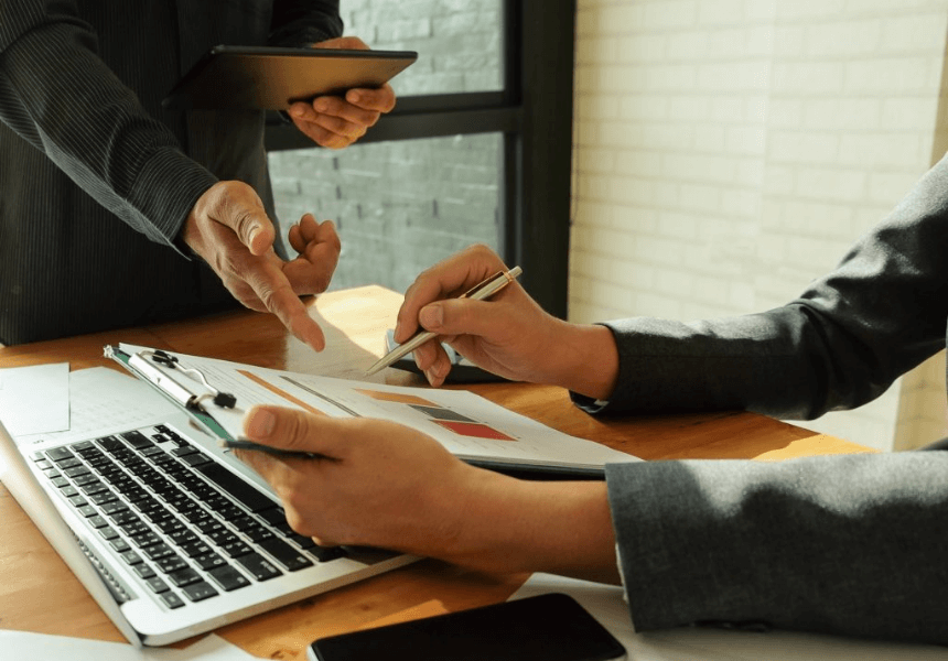 учеба студенты. офисный работник. выполнение сложной работы. проектирование. занятой человек.