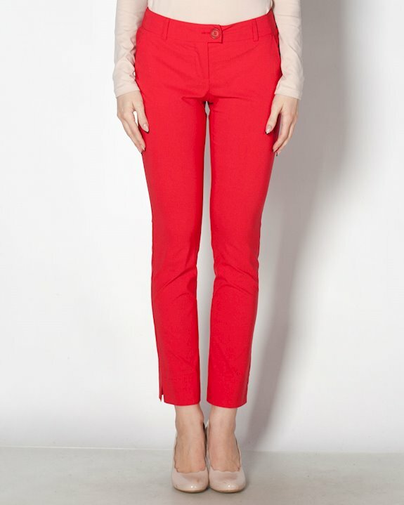 Червен дамски панталон, наличен в стандартни и големи размери от Efrea.