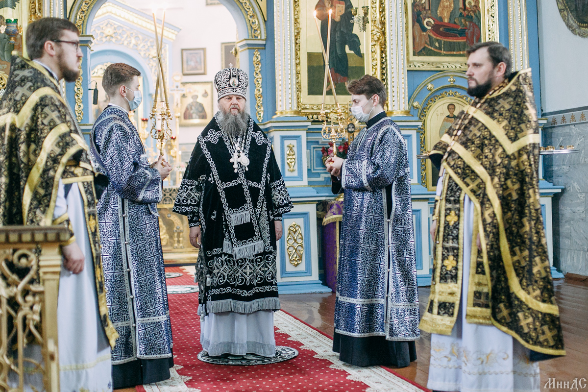 Служба в страстной понедельник. Литургия Преждеосвященных Даров. Владыко Феофан Полтавский. Литургия Преждеосвященных Даров картинки. Владыко Матфей.