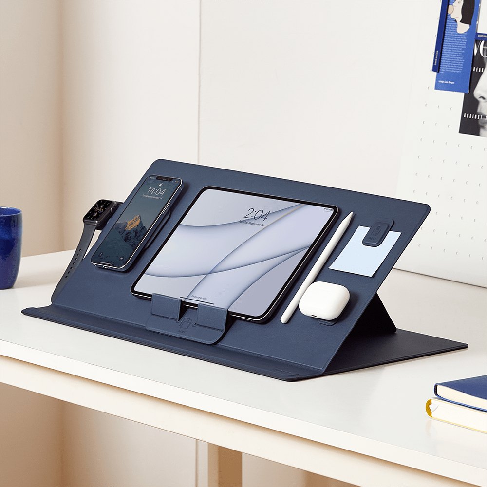 Планшет, телефон и часы на подставке настольного коврика MOFT Smart Desk Mat