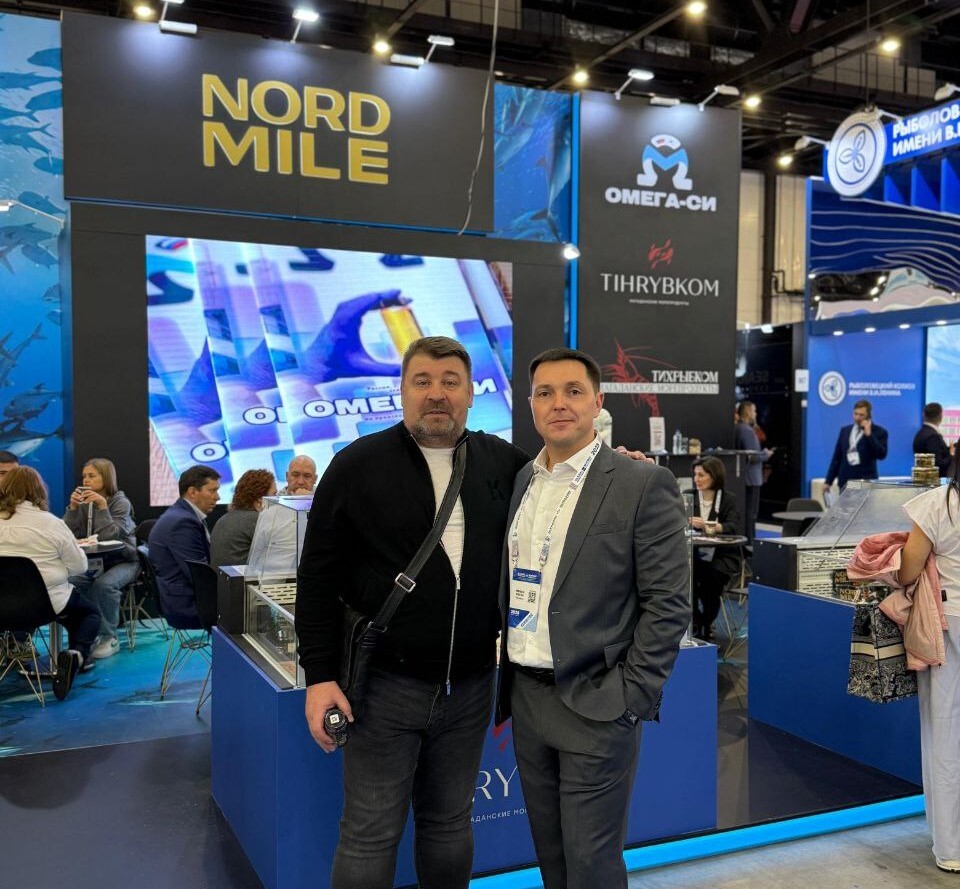 Представители компаний у стенда «Тихрыбком» и NORD MILE на Seafood Expo Russia