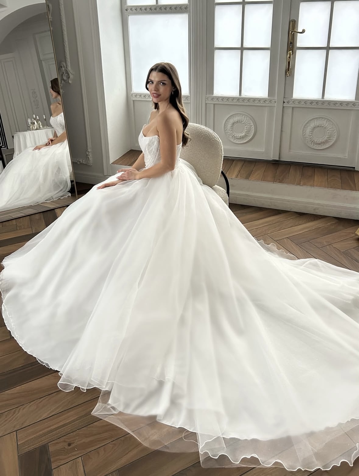 Свадебное платье с кружевным корсетом и шлейфом