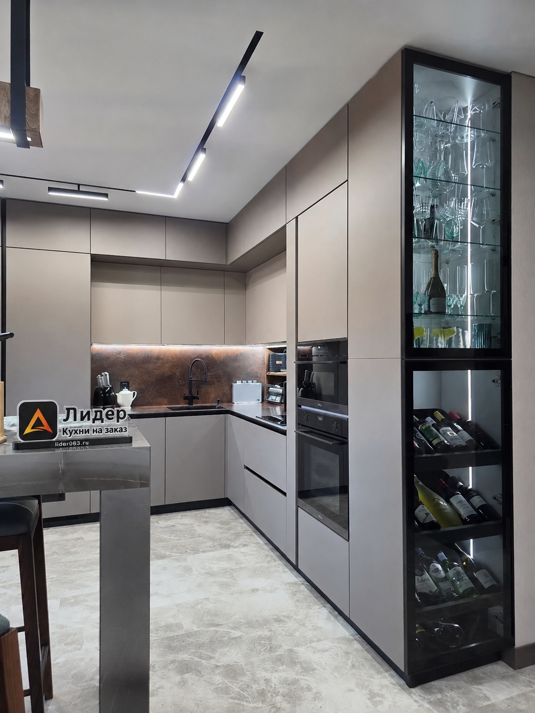 Кухня Crona Lyna в декоре Кроношпан K8533 BS Макиато со столешницей Колумбийское золото