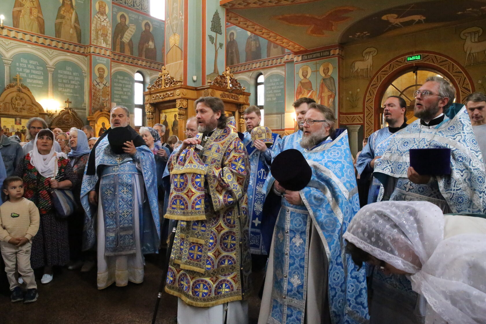 Настоятель церкви в купании