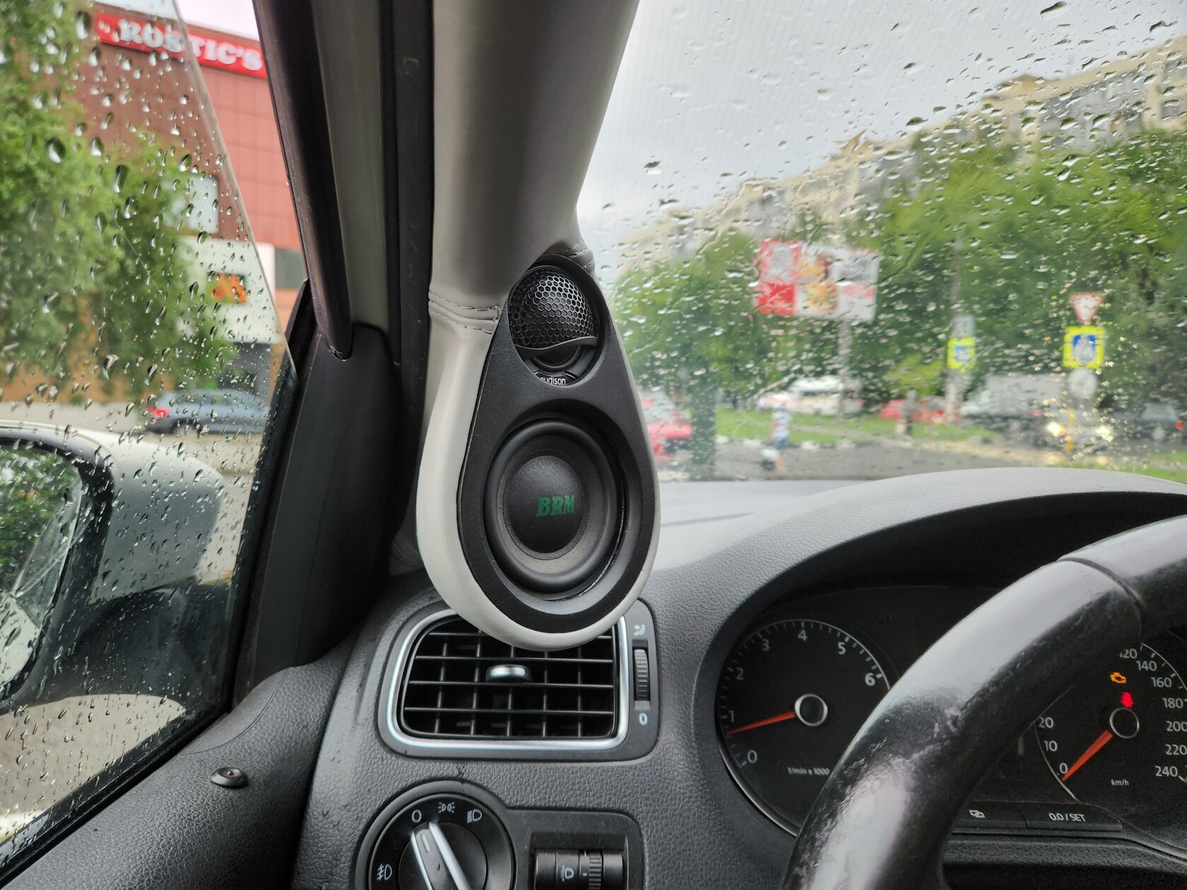 замена акустики ддинамиков колонок Volkswagen Polo 5