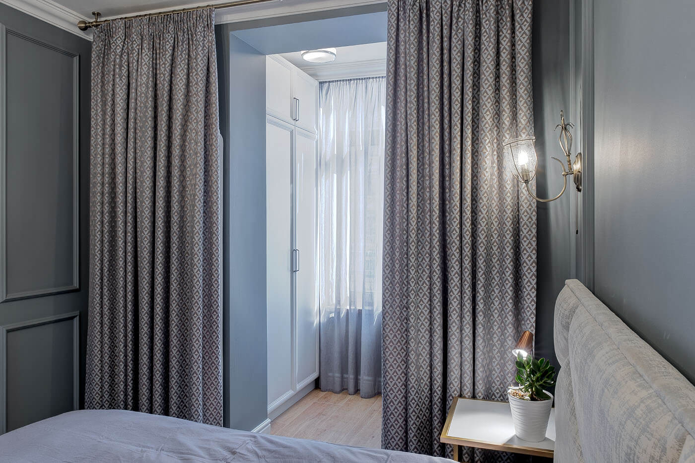 Опалиха - Дизайн интерьера спальня, кровать, тумба, шкаф