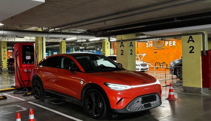 Зарядная станция на паркинге