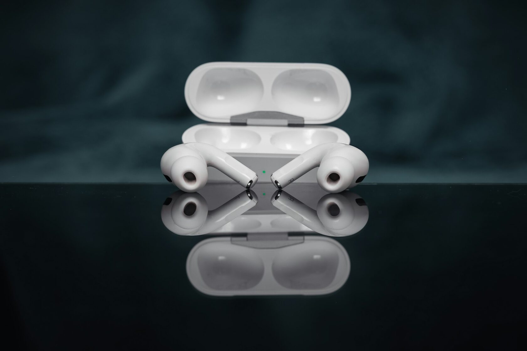 Yandex Drops white earbuds