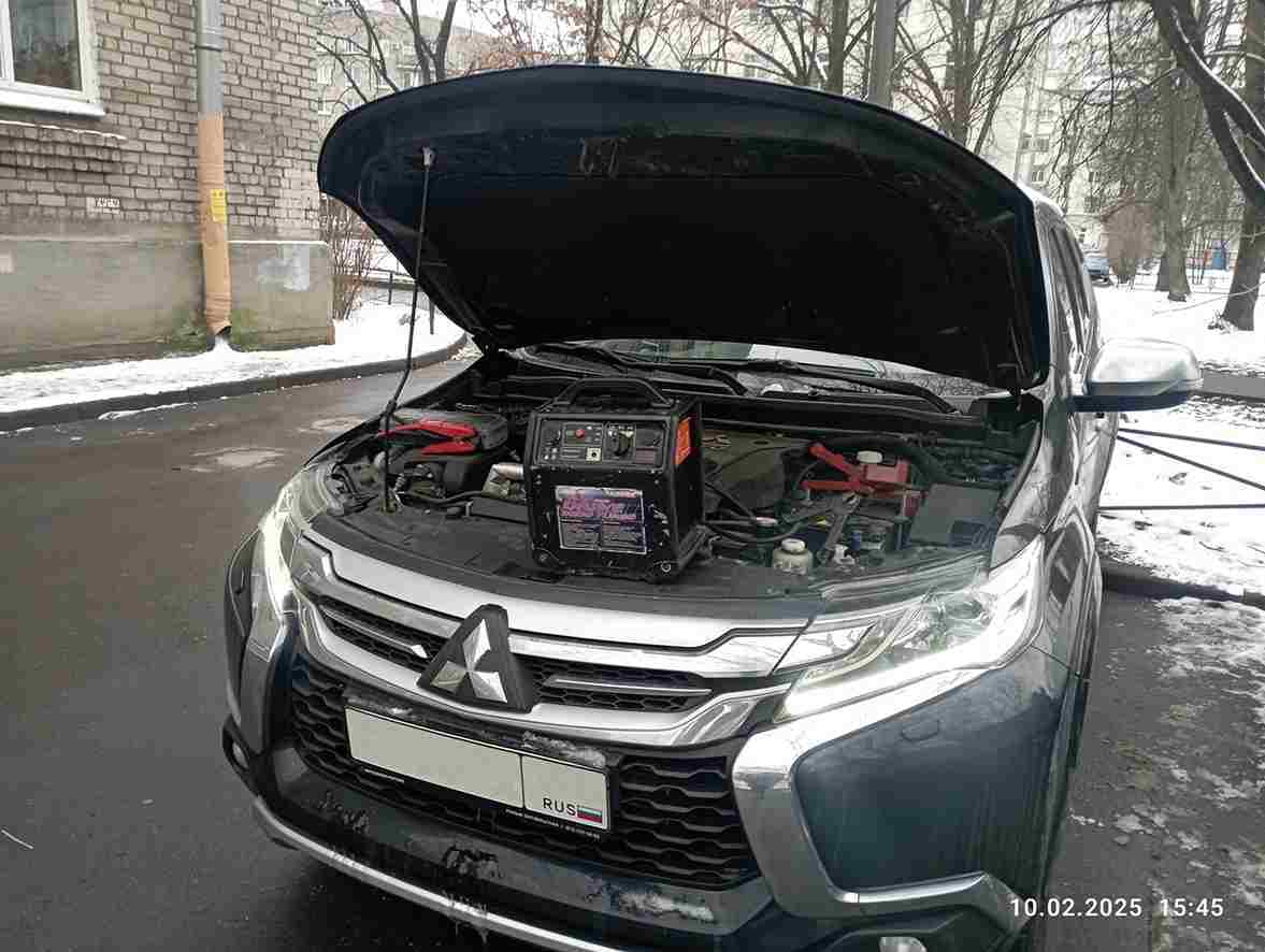 Запустили двигатель, прикурили аккумулятор,Mitsubishi Pajero на улице Васенко в Калининском районе  Санкт-Петербурга