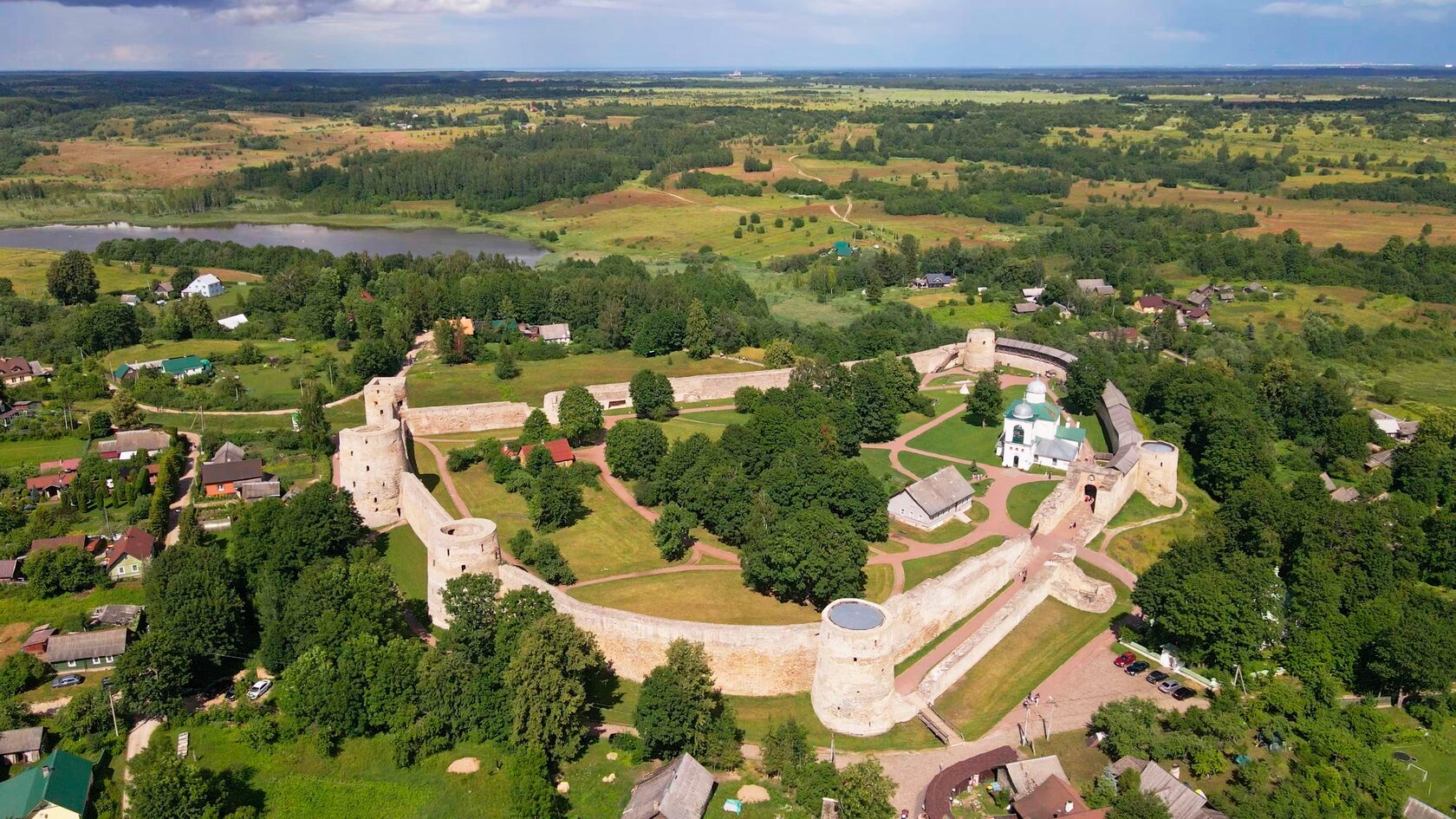 Каменная крепость Изборск. Великий Новгород крепость сверху. Псков экскурсии. Крепость турне.