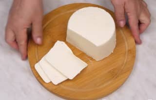 Приготовление сыра из молока яиц сметаны: шаг 11