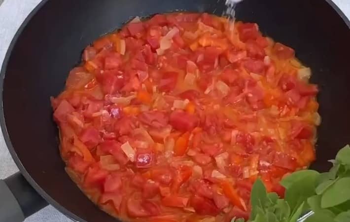 Приготовление шакшуки с фетой на сковороде: шаг 3