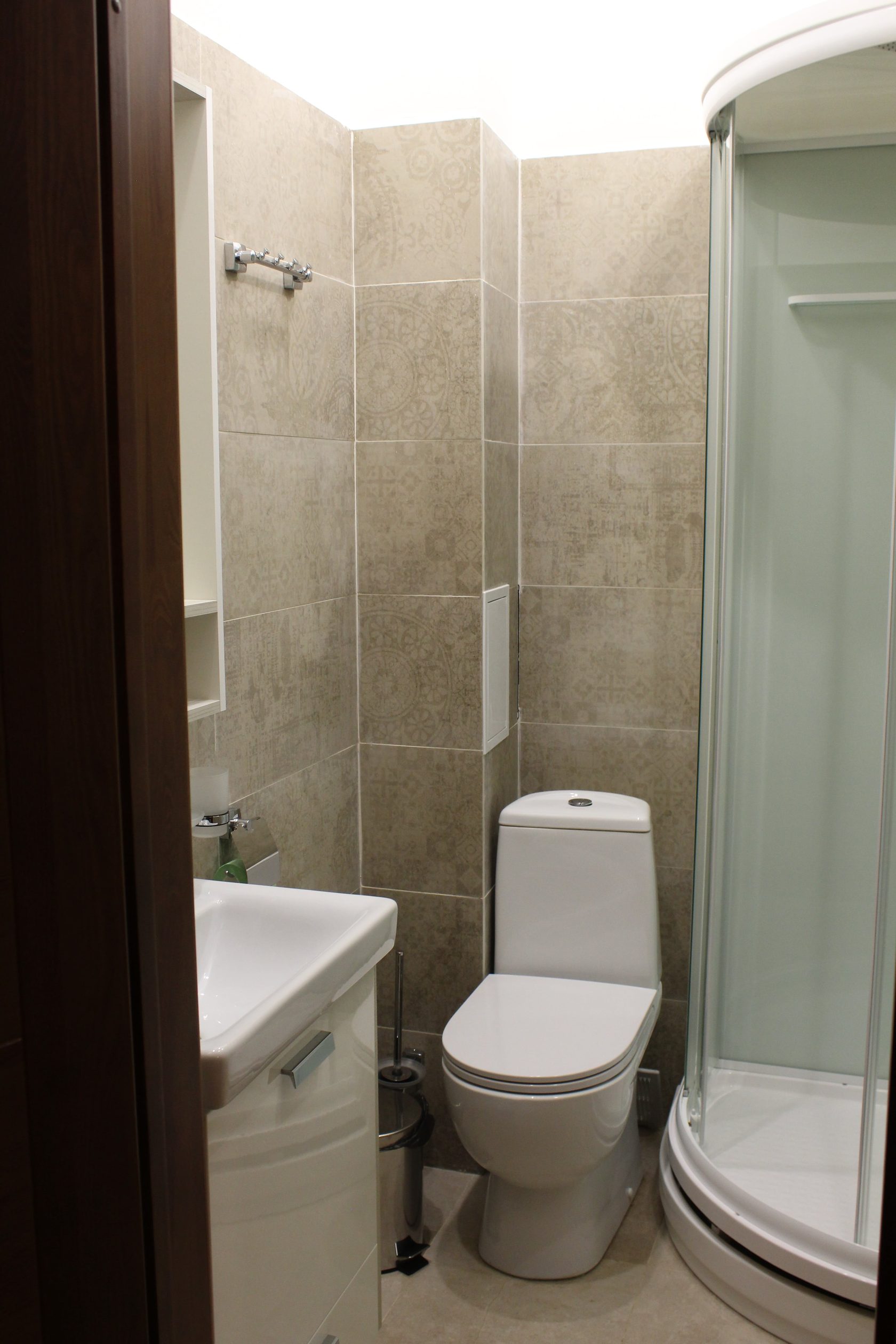 Ванная комната с большим зеркалом и душевой кабинкой