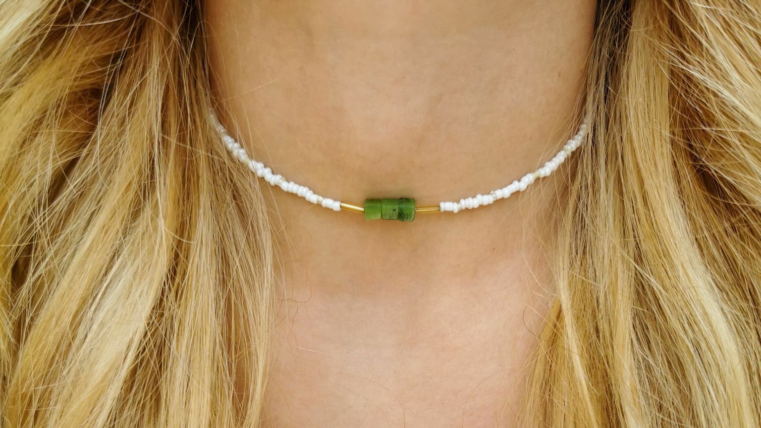 Чокер из белого бисера с натуральным нефритом