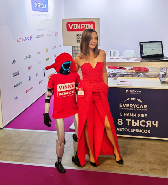 На сцене Робот-гуманоид Unitree G1 выступает на сцене корпоративного мероприятия