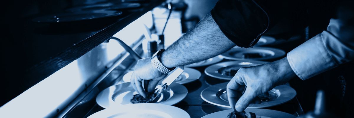 Повар на раздаче ресторанной кухни