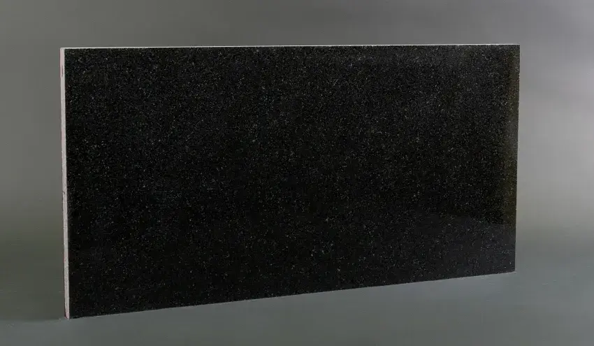 Черный гранит Black time в интерьере с белыми акцентами