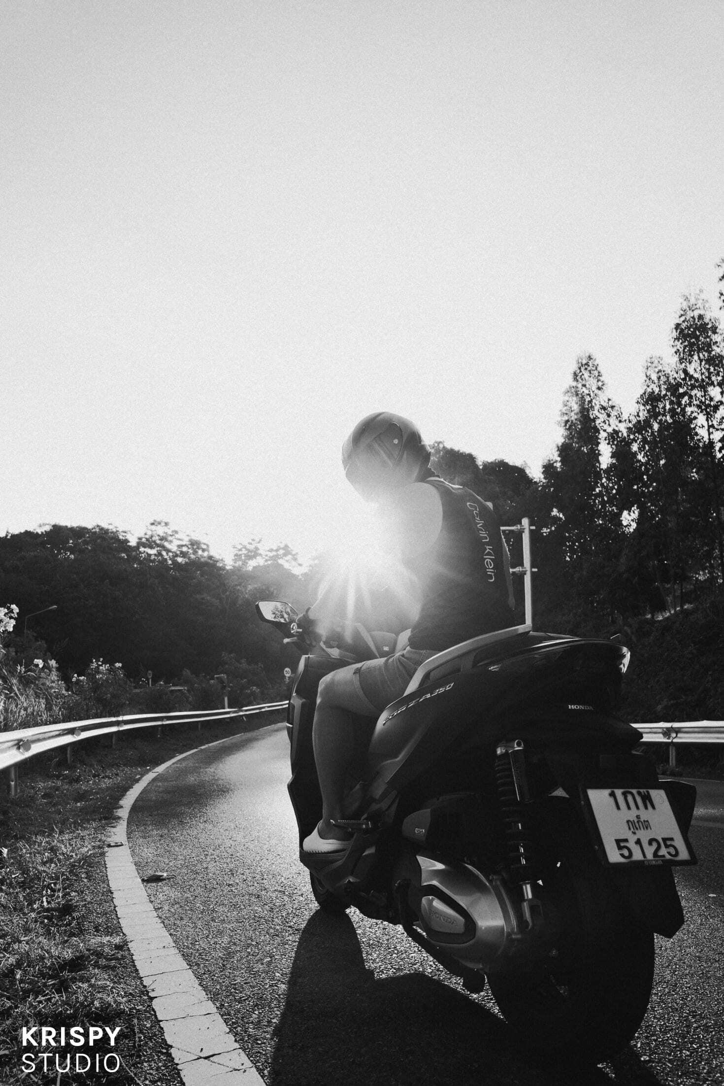 Мужская фотосессия на байке на фоне заката