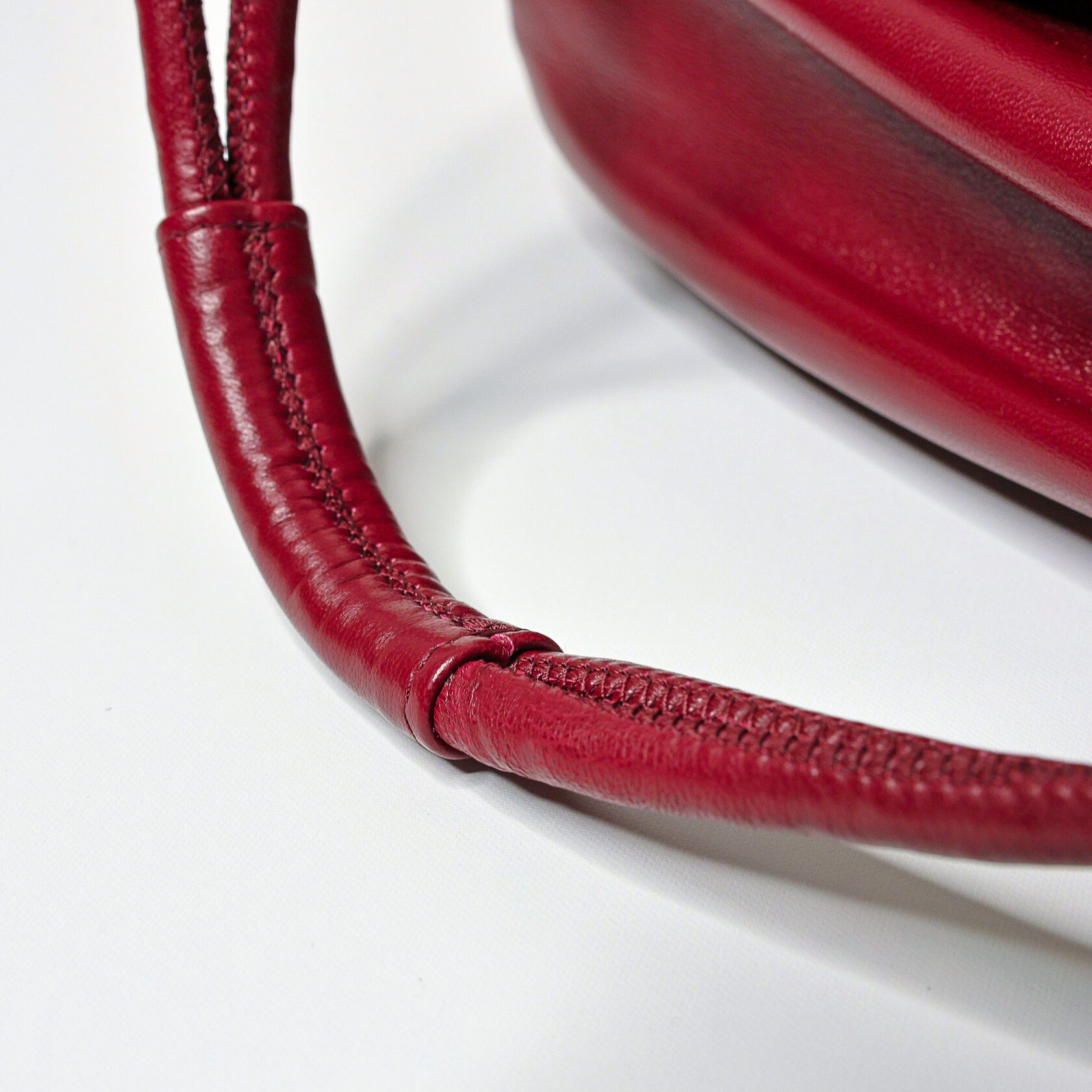 сумка вытянутой формы из мягкой овечьей кожи на фермуаре бородового цвета ручной работы