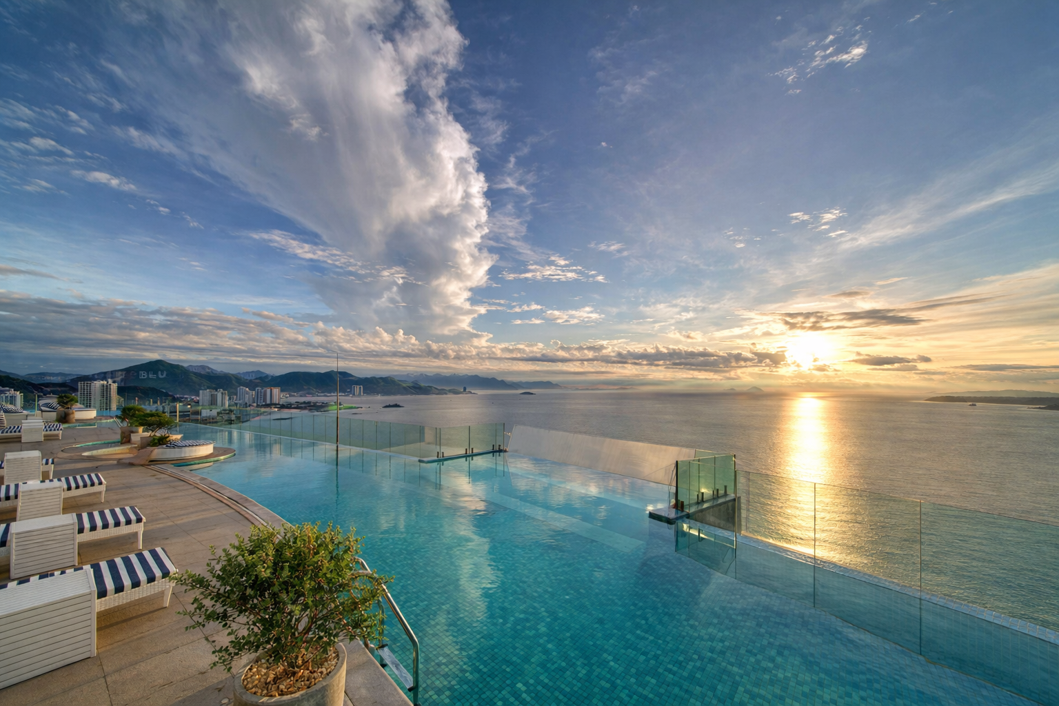 Панорамный бассейн на крыше в Нячанге.