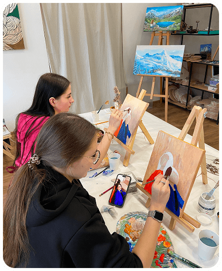 Фото мужчины и женщины на мастер-классе по эпоксидной смоле