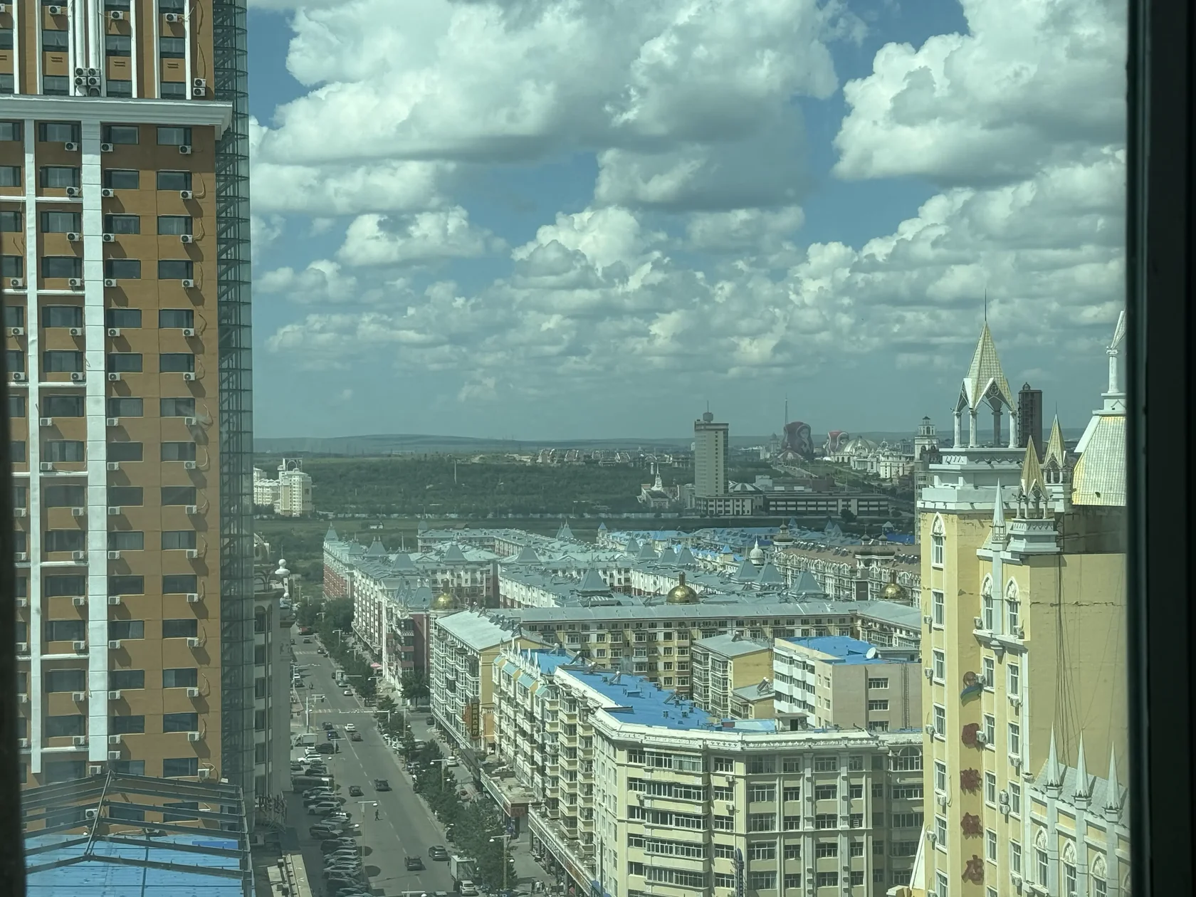 Вид из гостиницы Порт на Маньчжурию, вдалеке видны Матрёшки