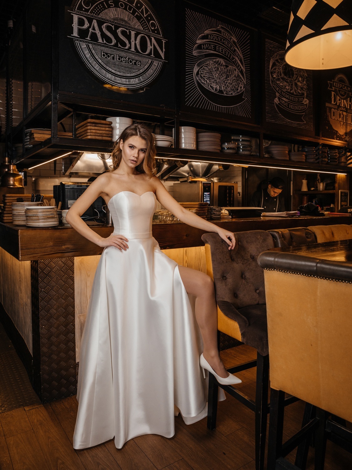 Свадебное платье атласное с разрезом Ростов прокат