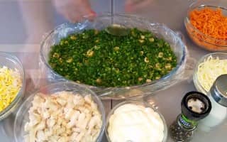 Приготовление салата «Грибная поляна» с шампиньонами и курицей: шаг 7