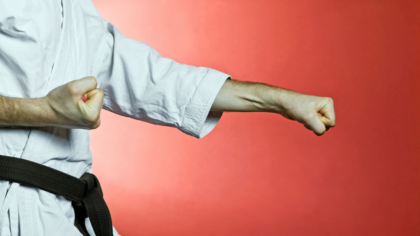 фото парня и девушки на романтическом свидании в публичном месте