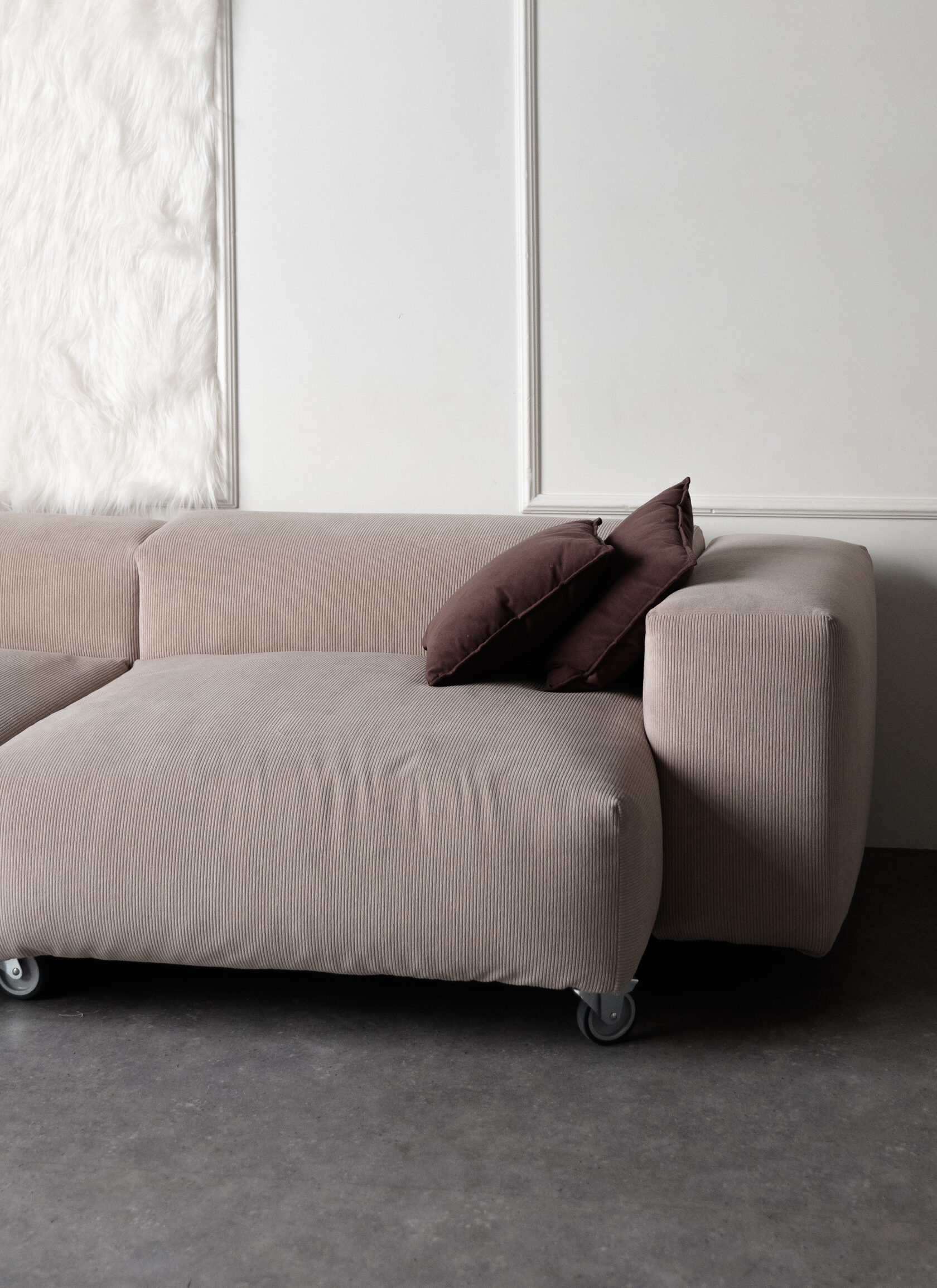 Белые элементы декора в зале CYCLORAMA в фотостудии в Липецке