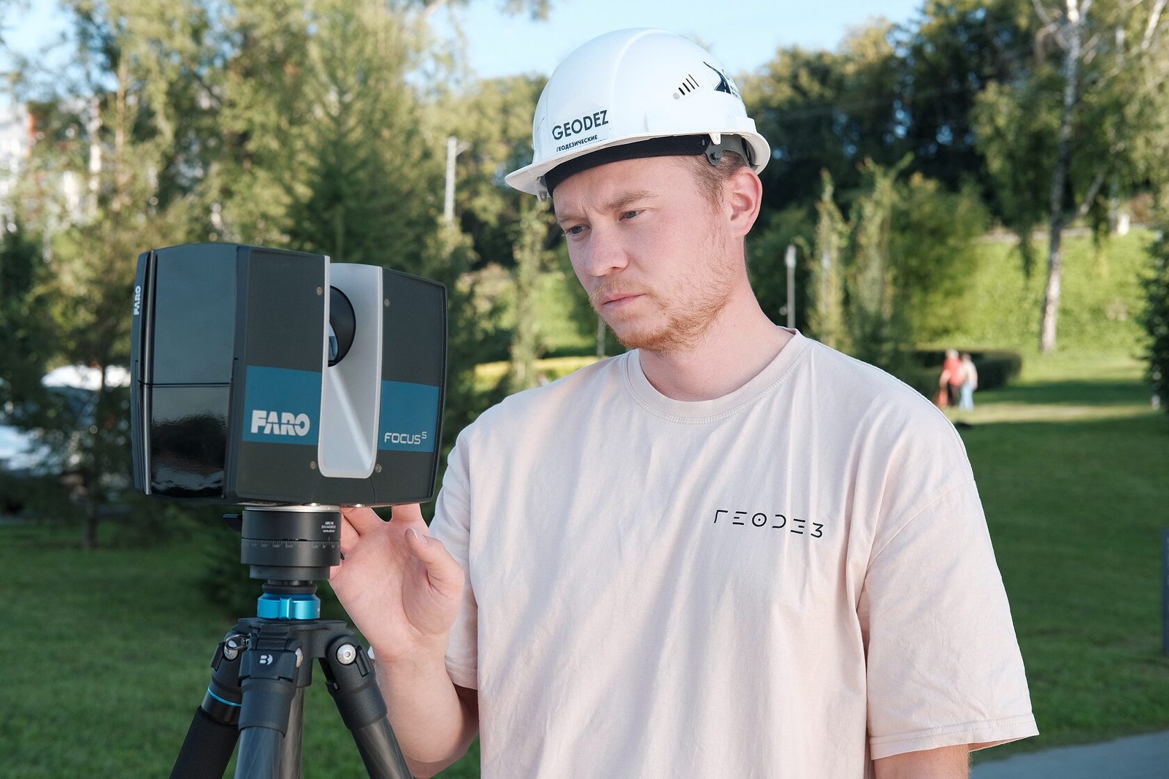 Специалист компании Геодез работает с лазерным сканером FARO