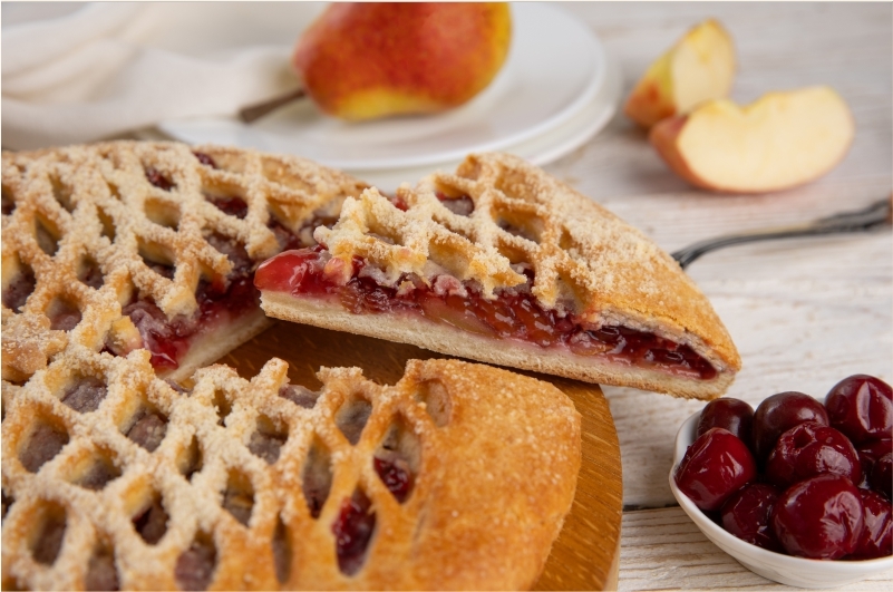 Тесто для пиццы в процессе подготовки