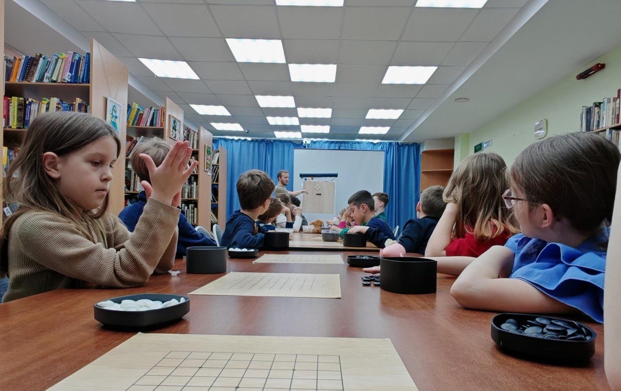 Играем в ГО на занятиях в семейной школе Эврика в Екатеринбурге