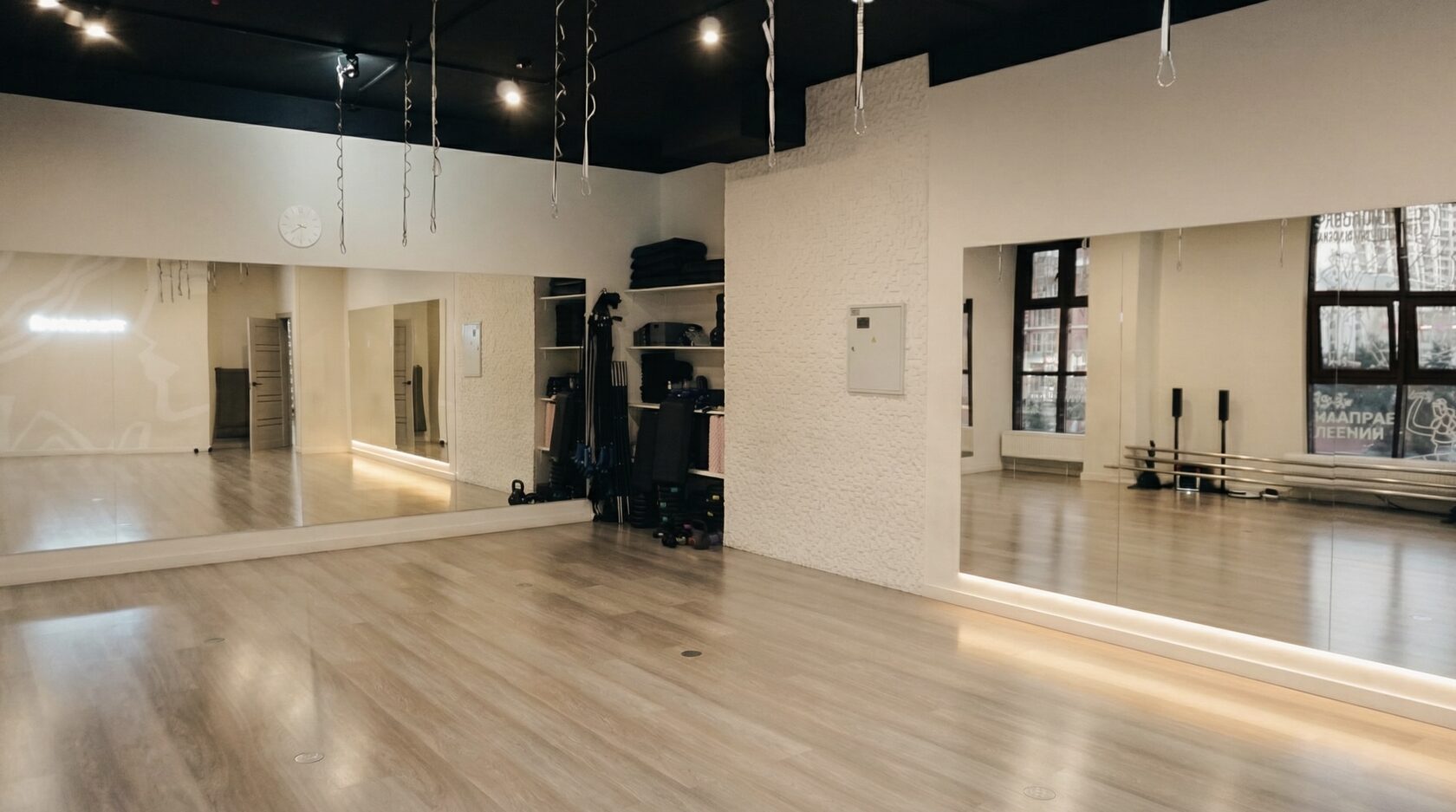 Зал для barre, танцев и poledance в студии на Дыбенко
