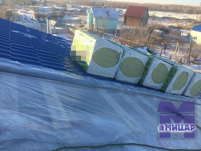 Этап ремонта скатной кровли здания