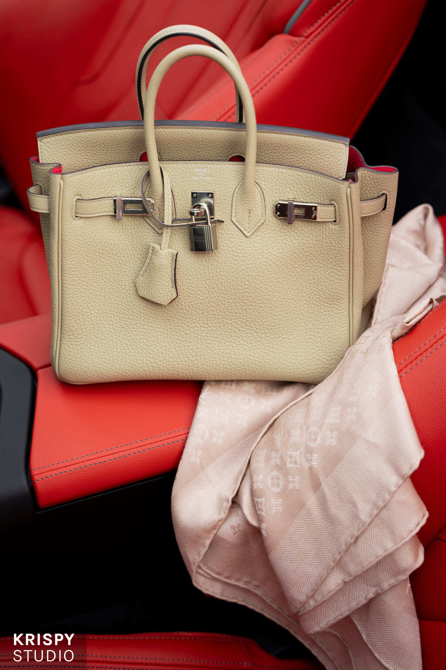 Сексуальная женщина в кабриолете с красным салоном, имиджевая съемка бренда одежды