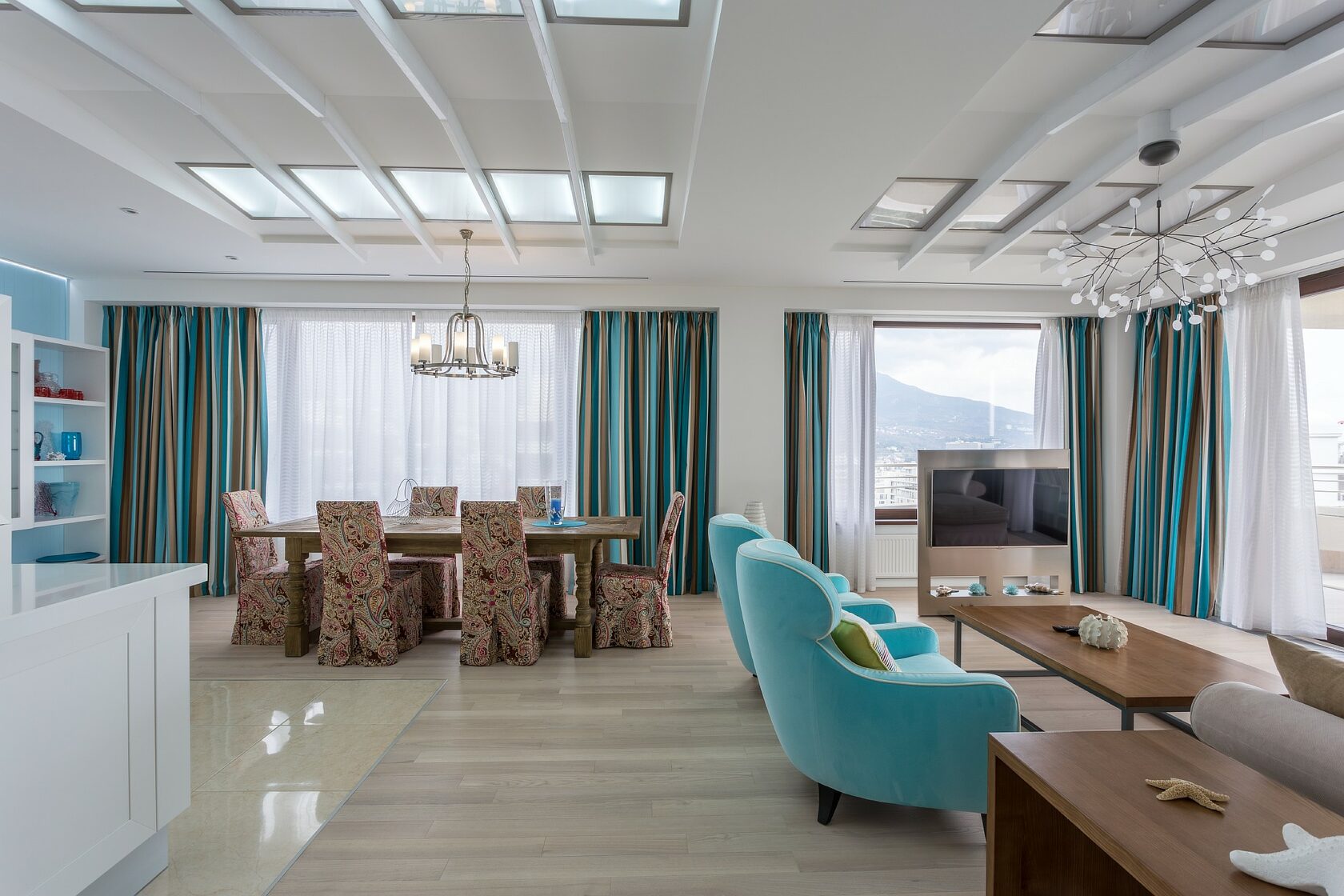 Неоклассика гостиная 52квадра. Гостиная в стиле ретро. Динамичная композиция в интерьере. Современный стиль в интерьере. Современные тренды в интерьере.