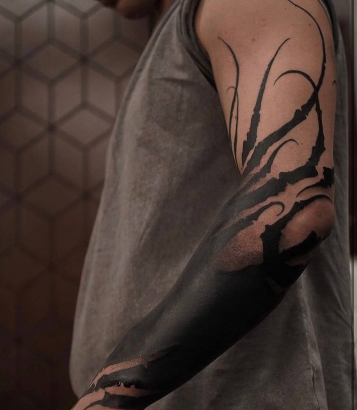 Крупная blackwork татуировка