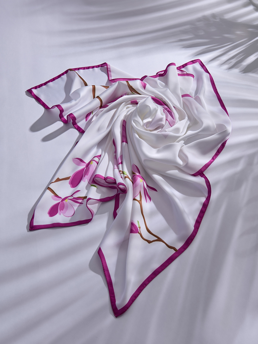 предметная съемка платка на нейтральном фоне