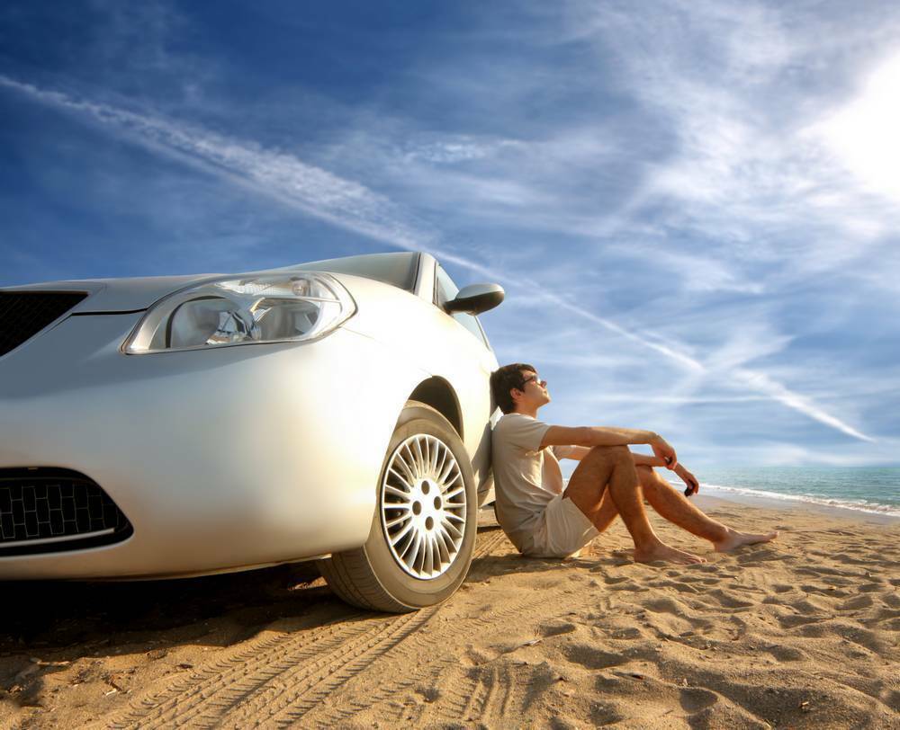 Авто ру путешествия. Автомобиль лето. Машина на пляже. Машина у моря. Машина летом.