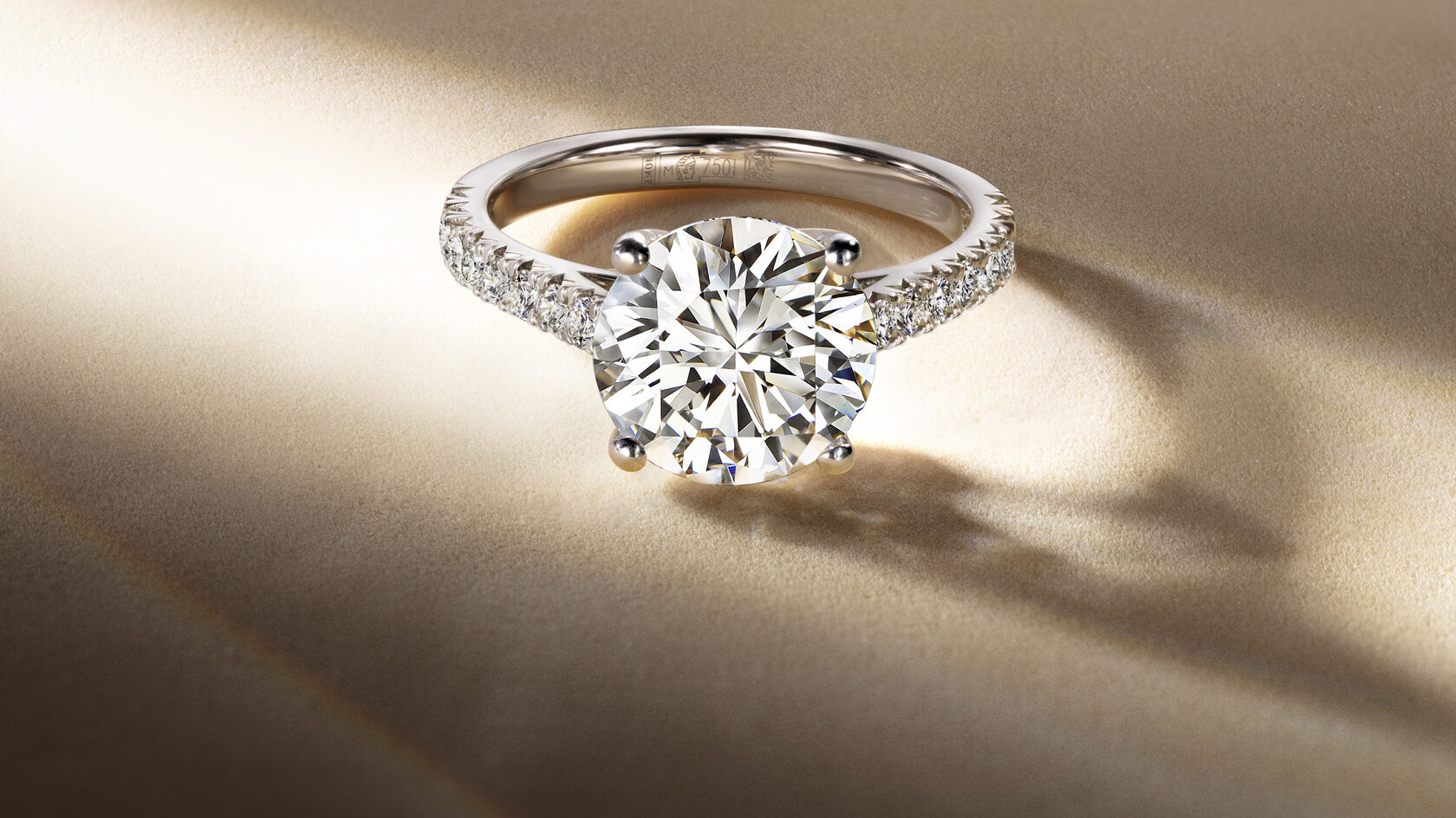 Помолвочное кольцо с круглым бриллиантом