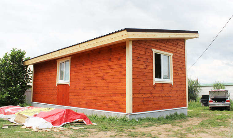 Экодом ижевск. Маленький домик с мансардой и верандой. Дачный домик 3х4. Крепкий дом ижевск. Садовый дом 3х4.